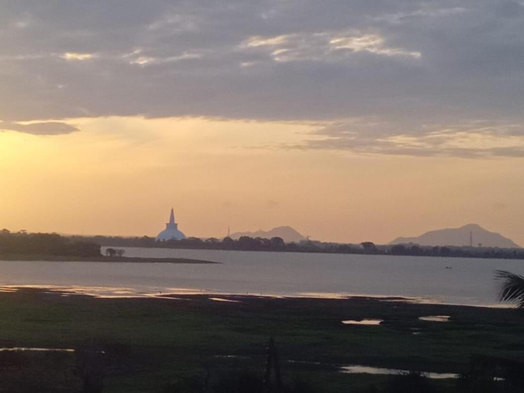 Lake Edge Resort อนุราธปุระ ภายนอก รูปภาพ