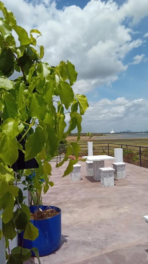Lake Edge Resort อนุราธปุระ ภายนอก รูปภาพ