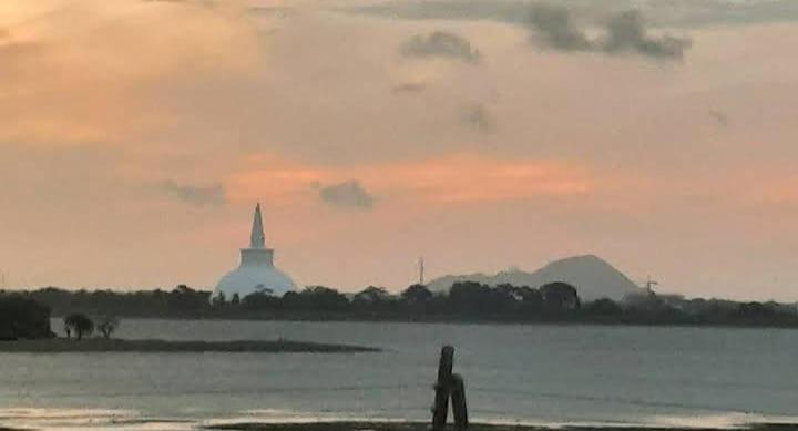 Lake Edge Resort อนุราธปุระ ภายนอก รูปภาพ