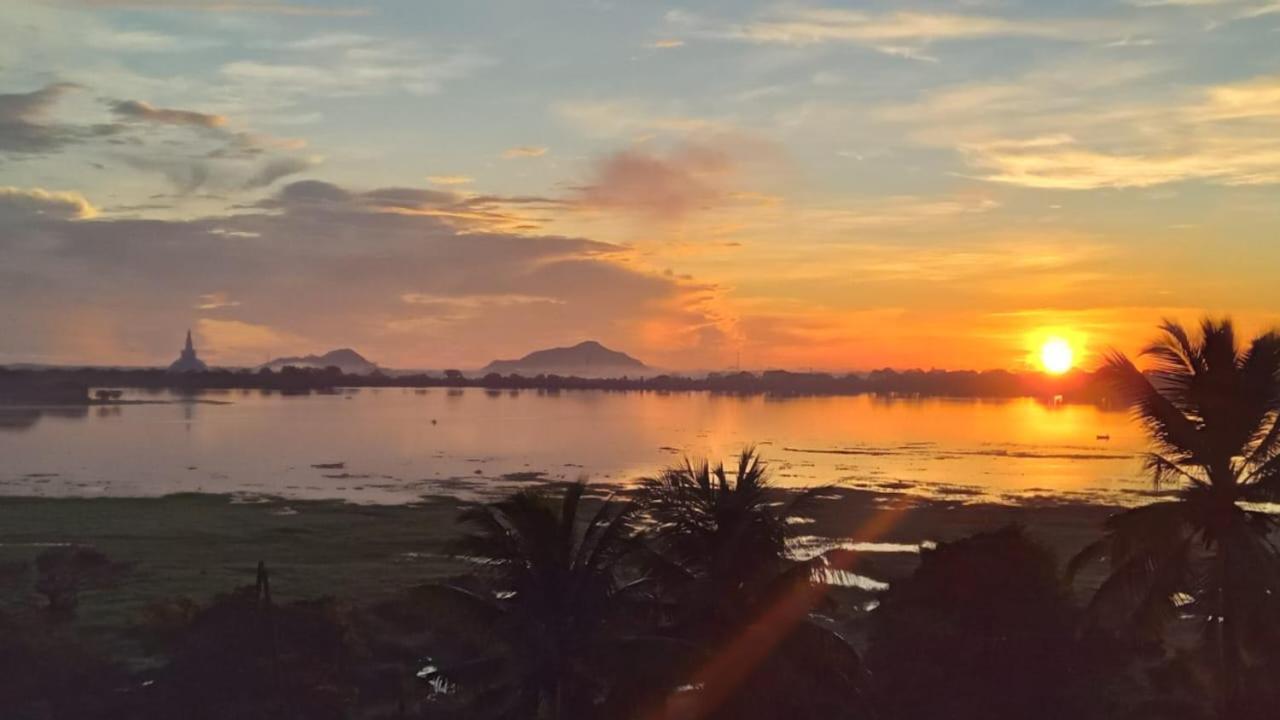 Lake Edge Resort อนุราธปุระ ภายนอก รูปภาพ